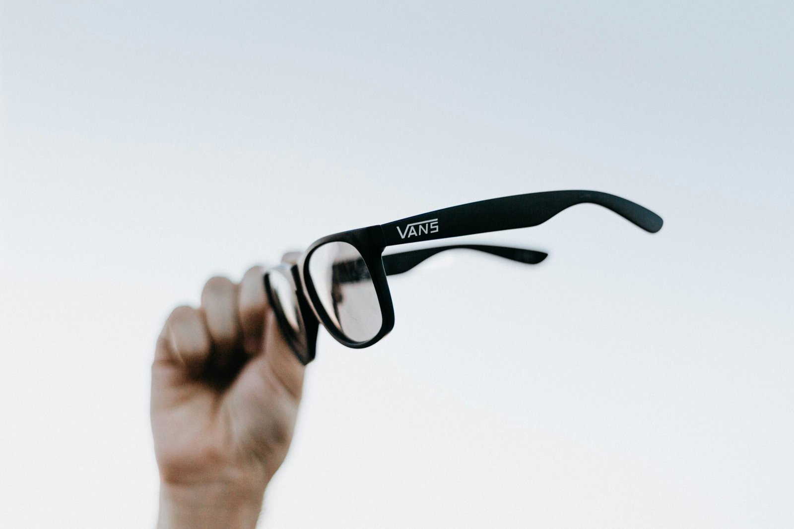Primer plano de unas gafas sostenidas con la mano