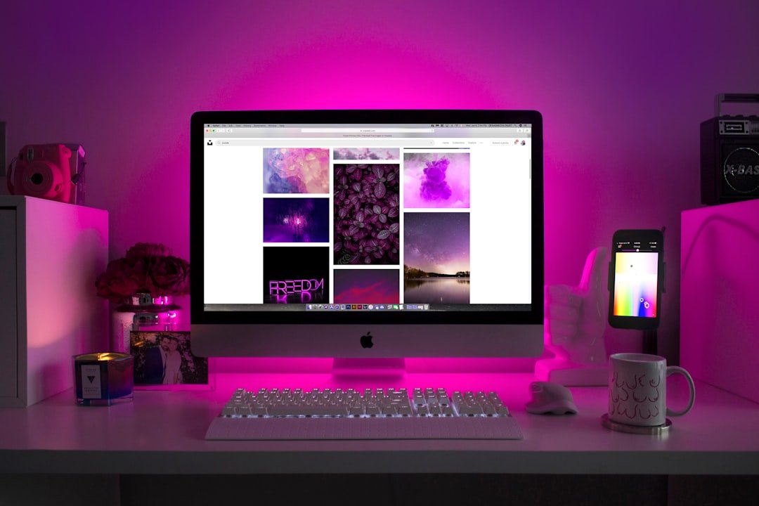 Puesto de trabajo con navegador web en pantalla