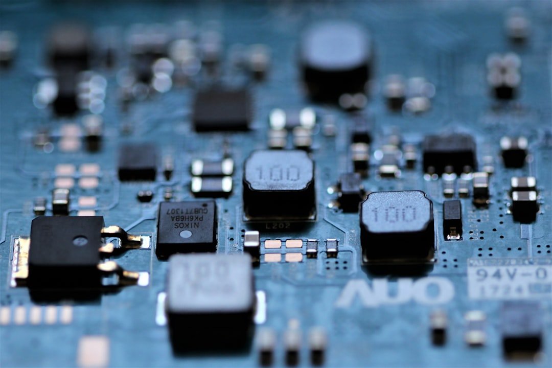 Primer plano de una placa y componentes electrónicos