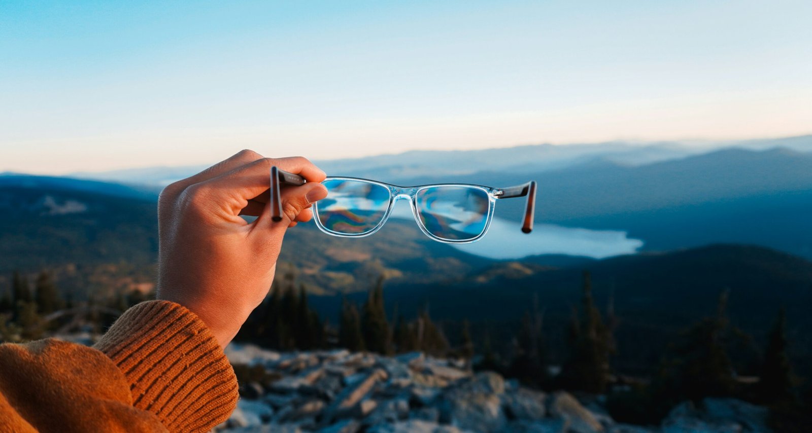 Vista a través de unas gafas en primer plano