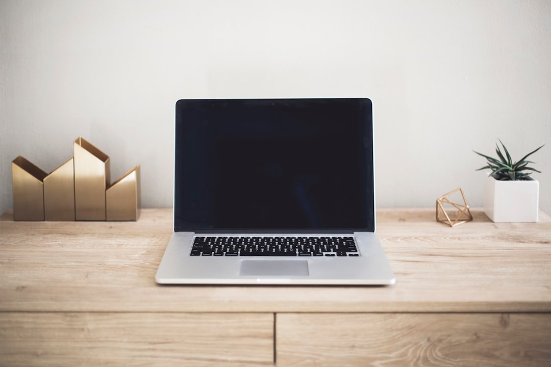 Espacio de trabajo con portátil abierto y materiales de estudio