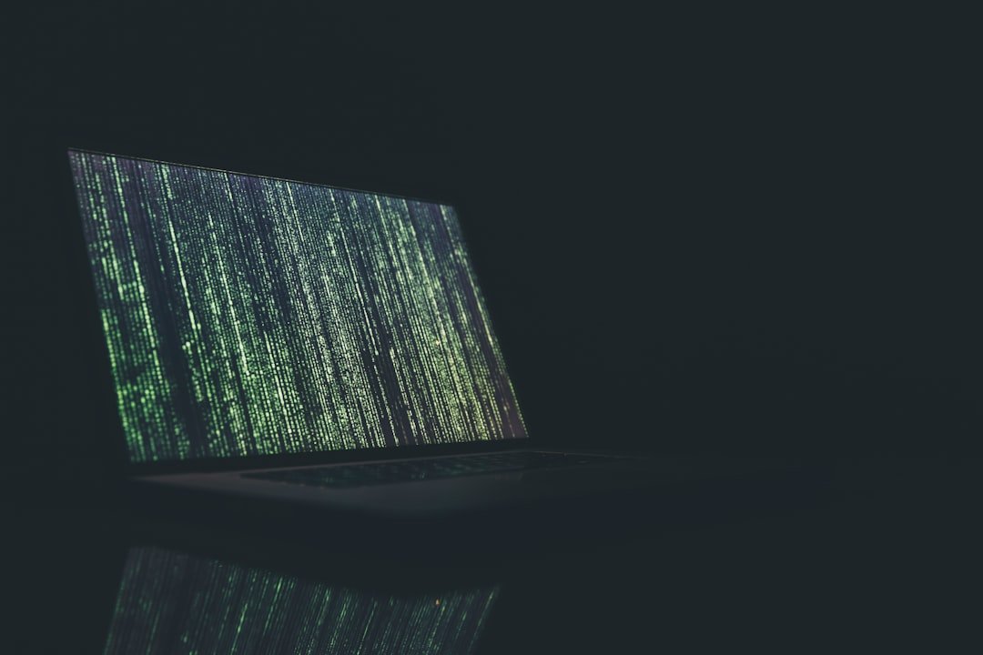 Pantalla de portátil con código y entorno técnico