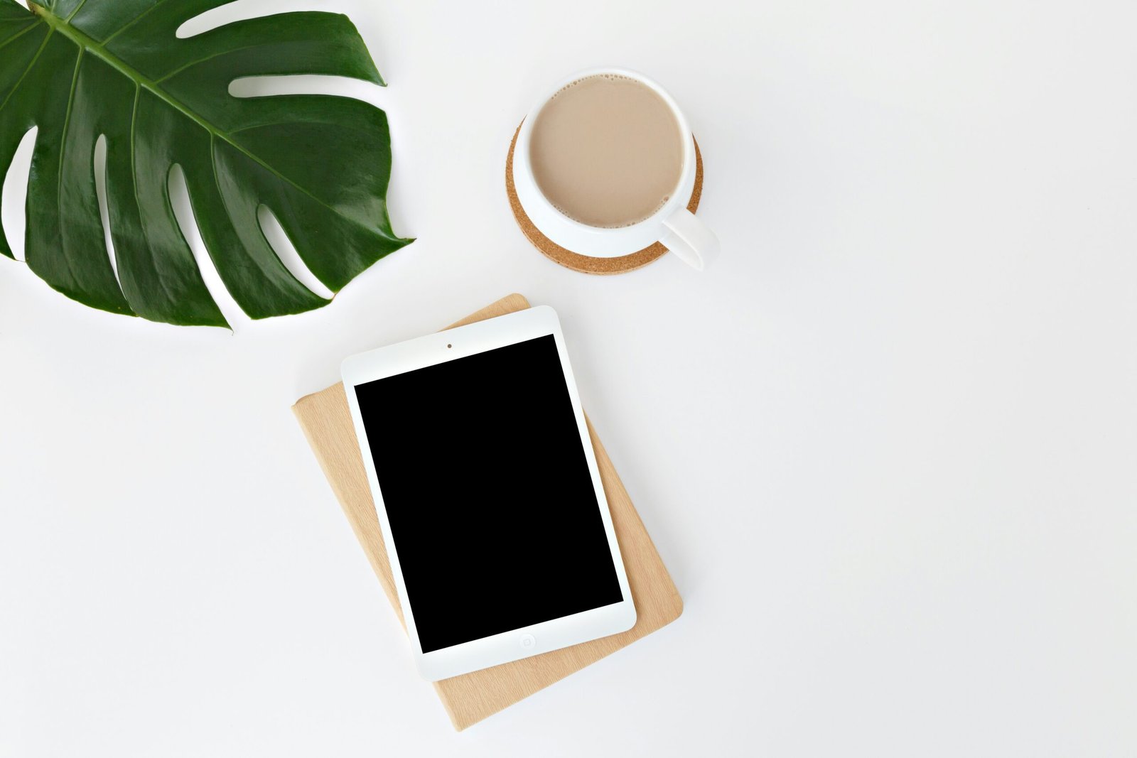 tablet sobre escritorio con café