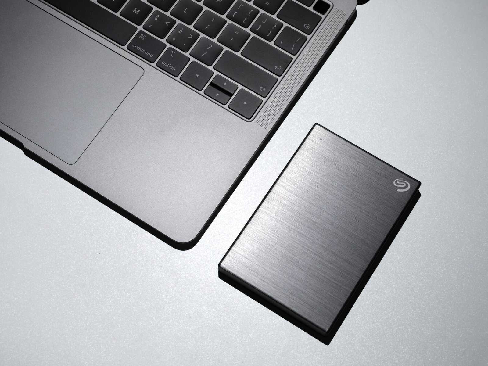 SSD externo sobre una mesa de trabajo