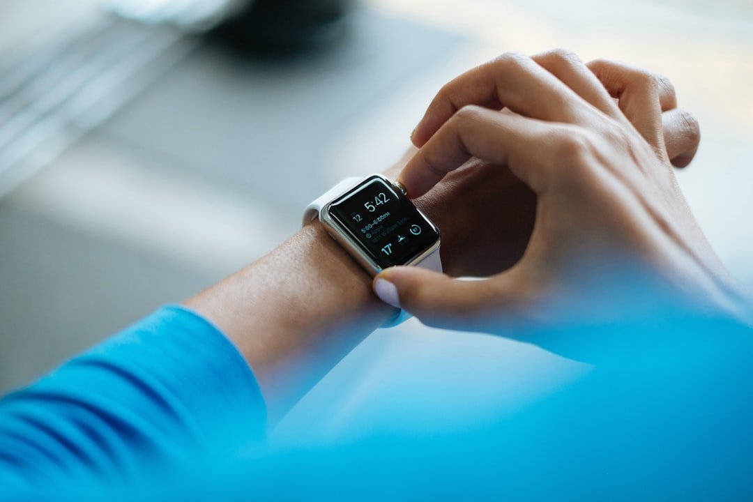persona usando un smartwatch durante actividad diaria