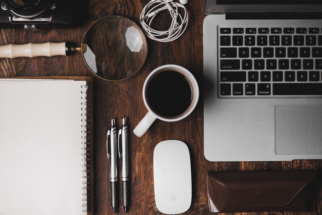 Escritorio de trabajo con portátil y libreta