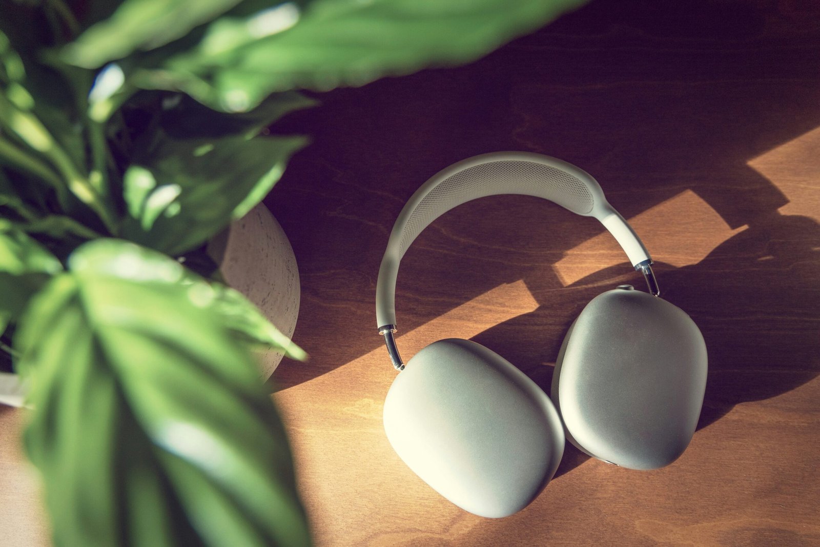 Auriculares inalámbricos sobre una mesa de madera