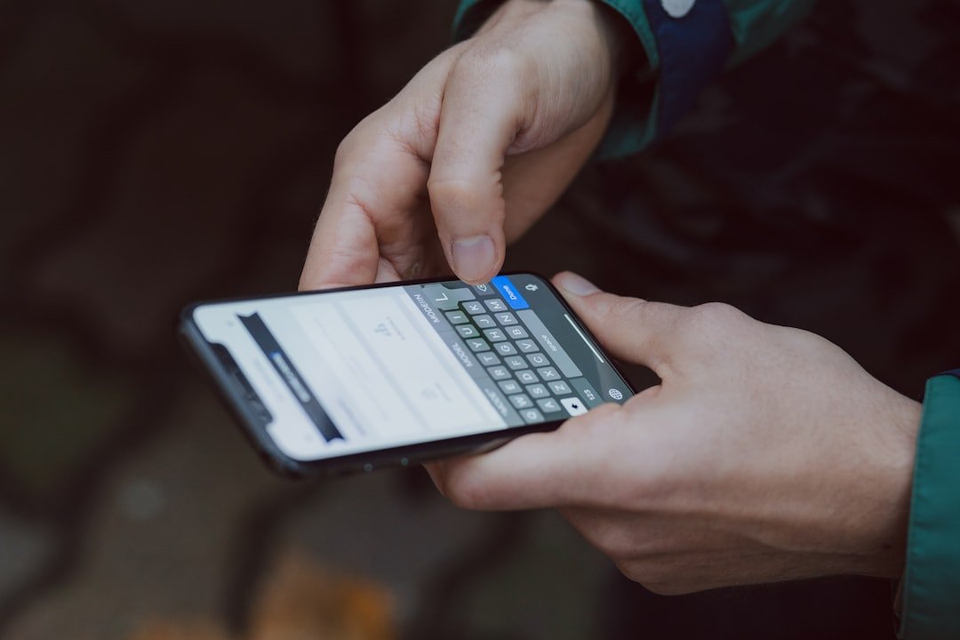 Persona usando un smartphone para revisar mensajes