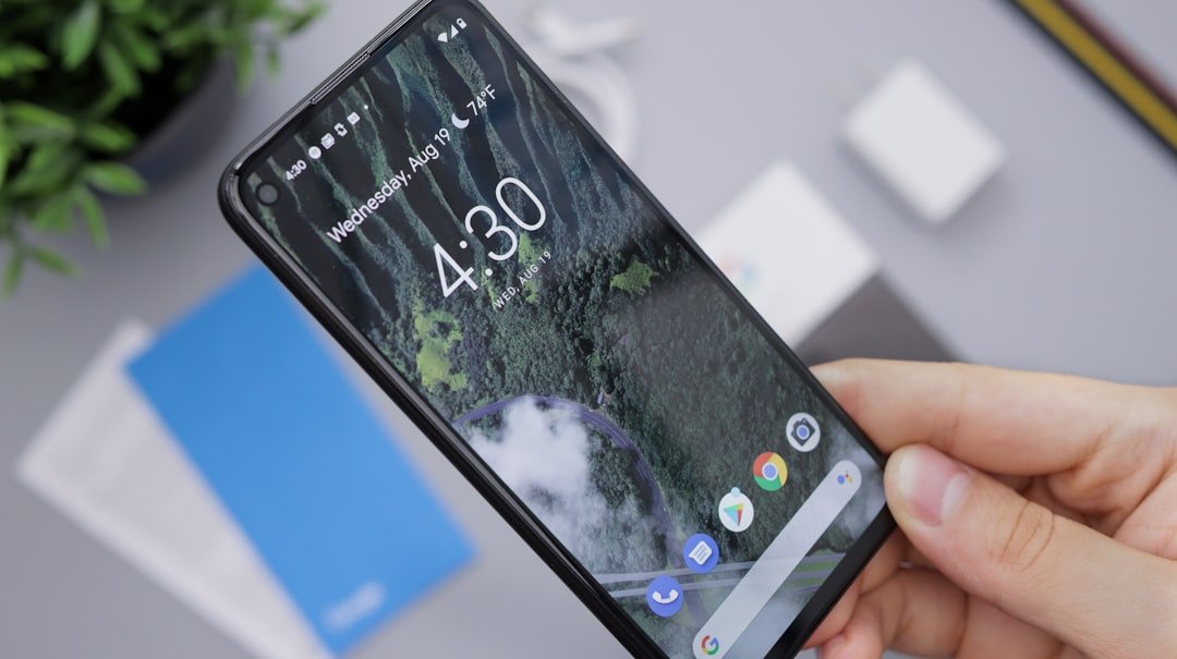 Persona usando un smartphone Android en la mano