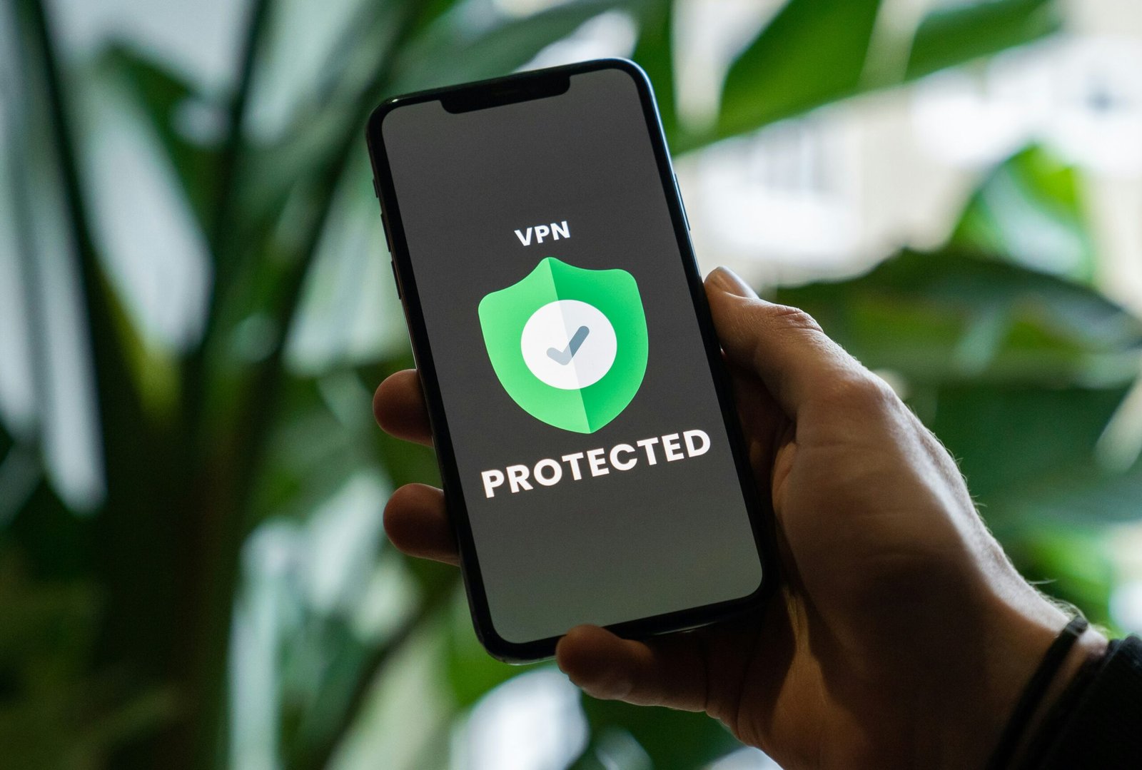 Persona sujetando un smartphone con una pantalla de seguridad