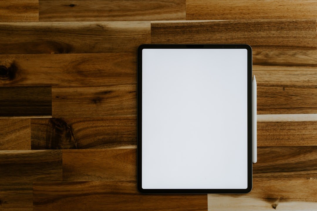 tablet sobre mesa de trabajo