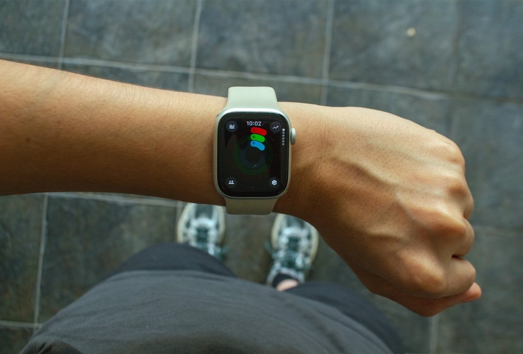 Reloj inteligente con una app de fitness abierta
