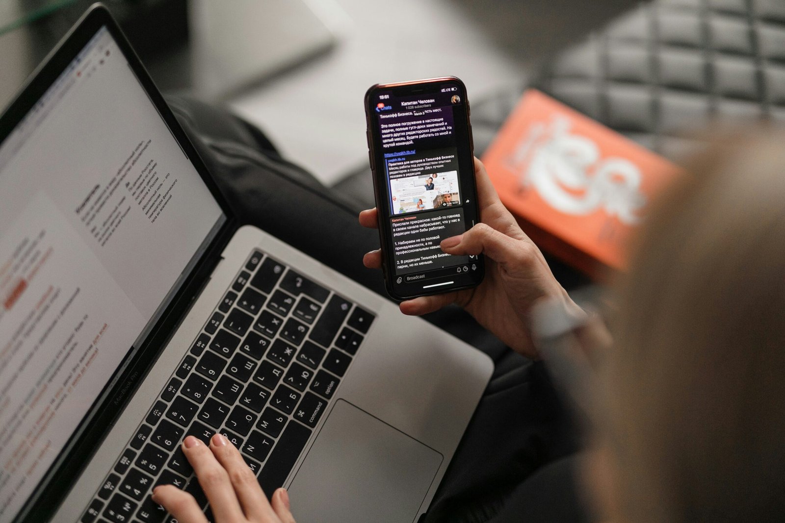 Persona usando portátil y móvil para iniciar sesión