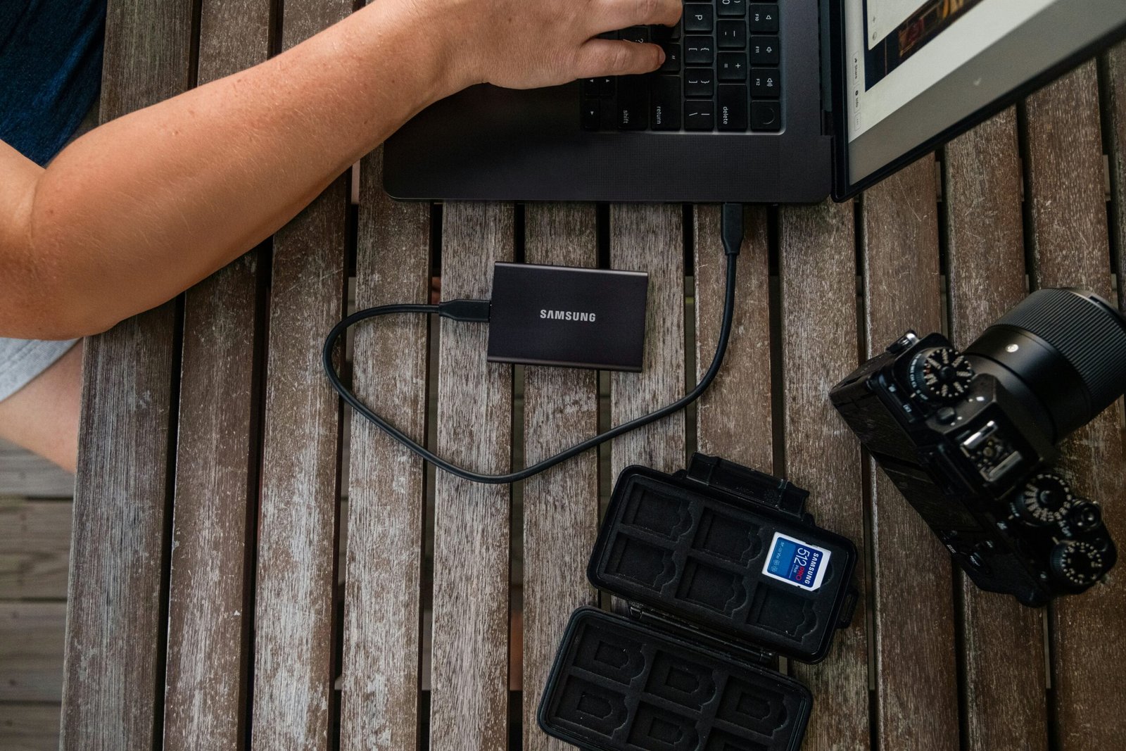 Persona trabajando con portátil y almacenamiento externo