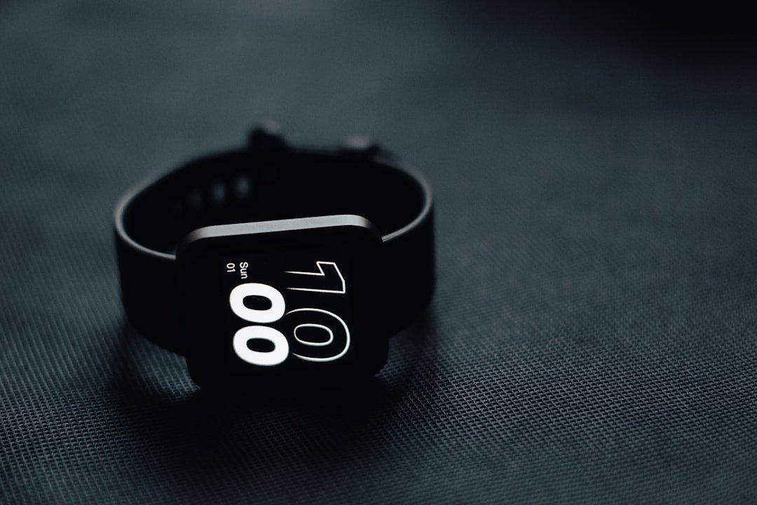 primer plano de un smartwatch sobre una mesa