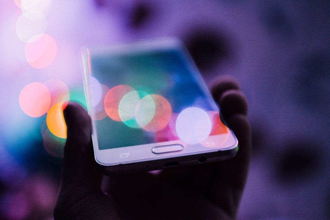 Mano sujetando un smartphone negro
