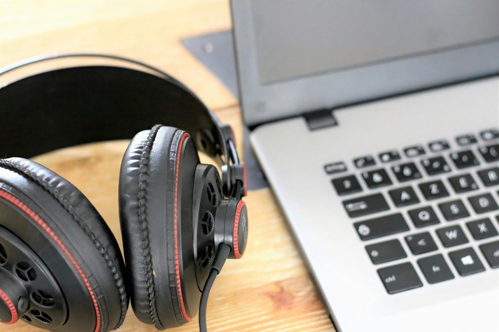 Auriculares sobre un portátil en un escritorio