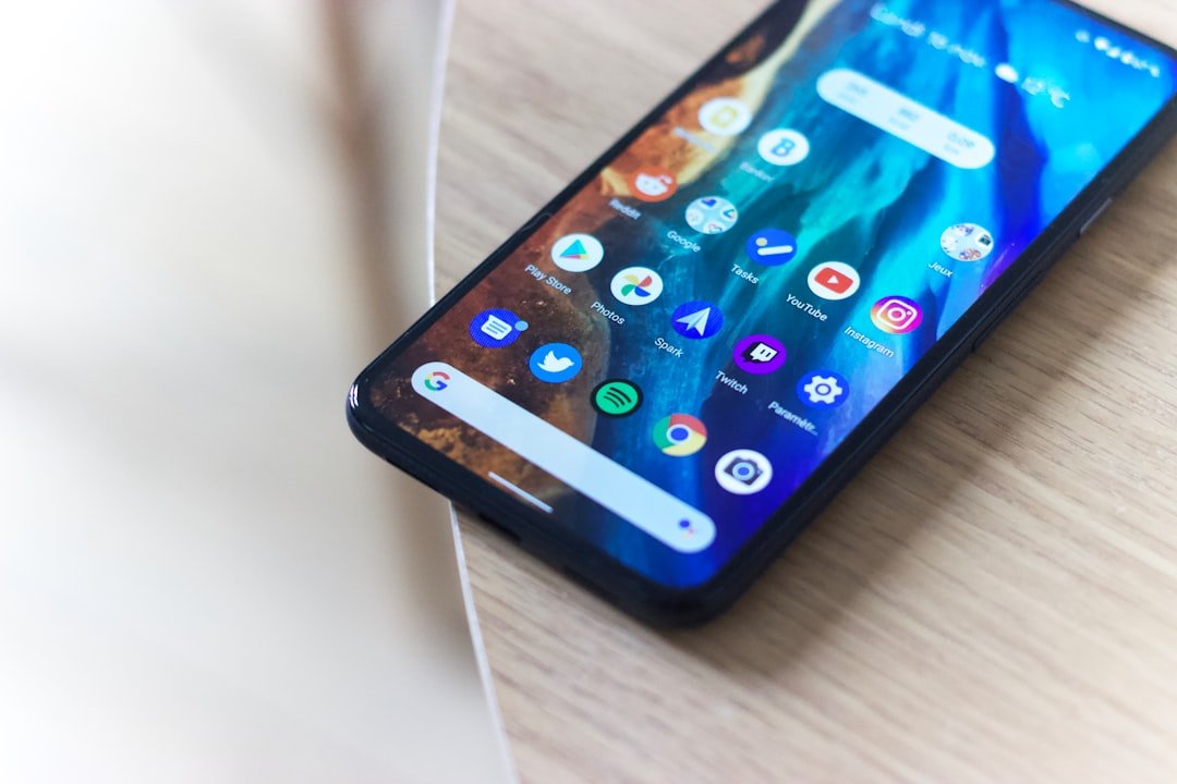 Smartphone Android sobre una mesa de madera