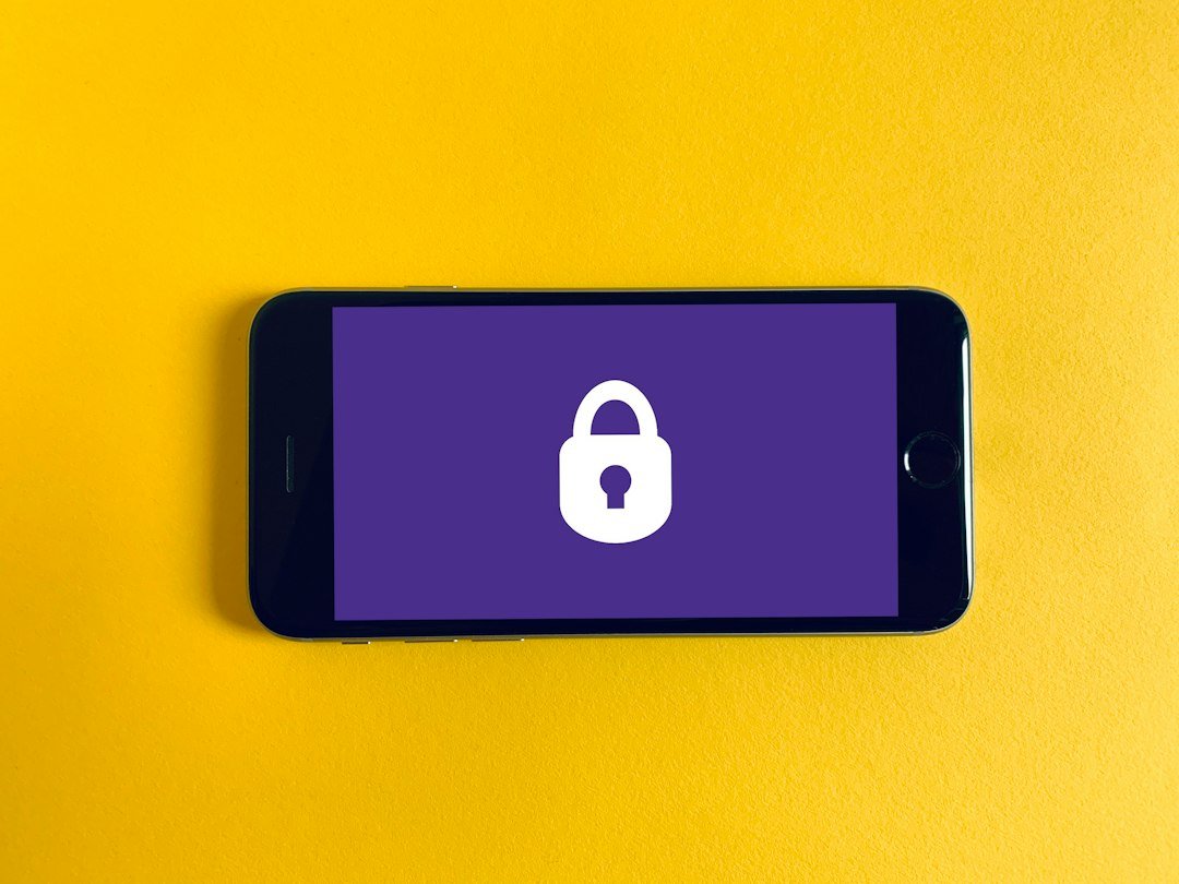 móvil con icono de seguridad y privacidad