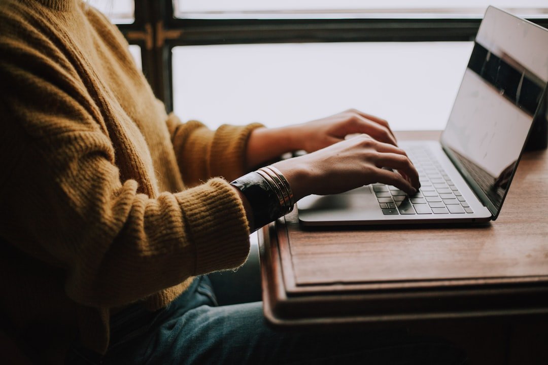Persona usando un portátil en un escritorio de trabajo