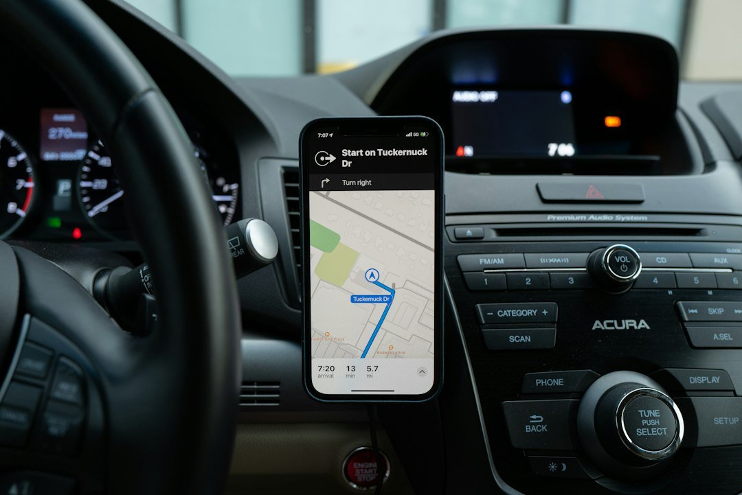 Pantalla de movil con mapa de navegacion dentro de un coche