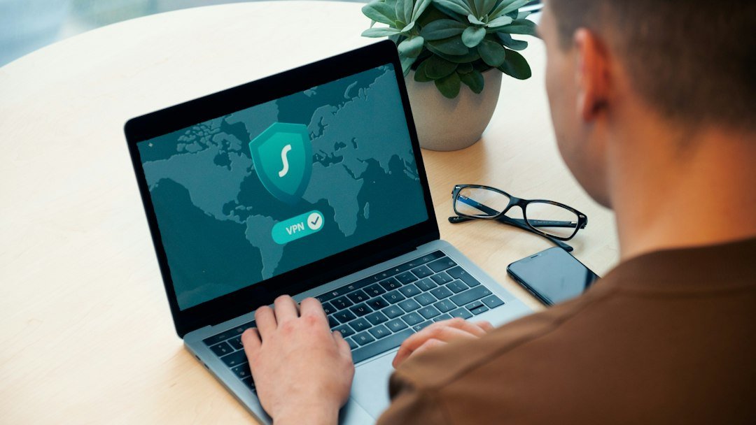 Persona trabajando en un portátil con enfoque de seguridad digital