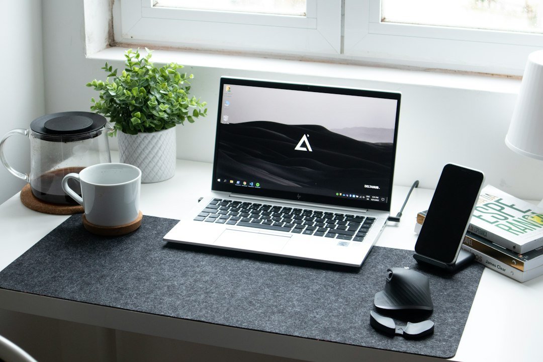 Portátil y cargador USB-C sobre una mesa