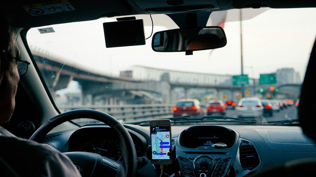 Vista desde el interior de un coche circulando por carretera