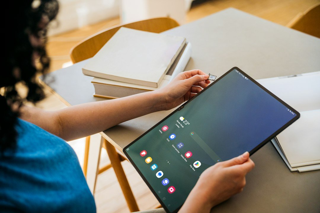 persona leyendo en una tablet en una mesa