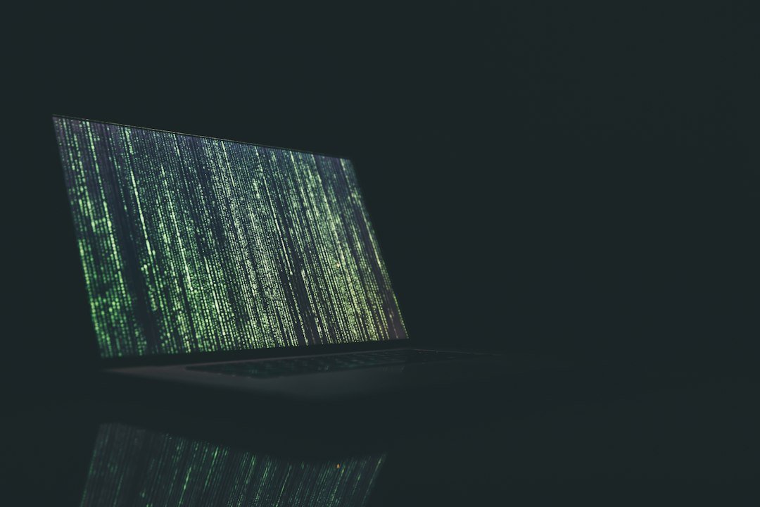 Pantalla con código y conceptos de ciberseguridad