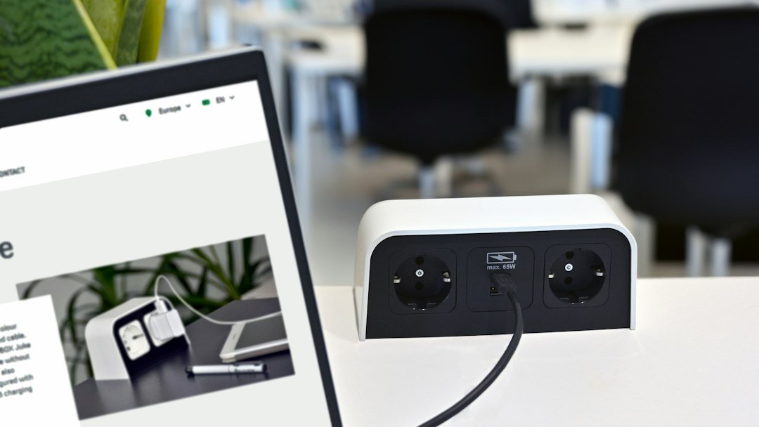 Toma de escritorio con puertos USB-C y USB-A